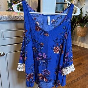 Xhilaration Split Shoulder Blue Floral Blouse with Lace Sleeves